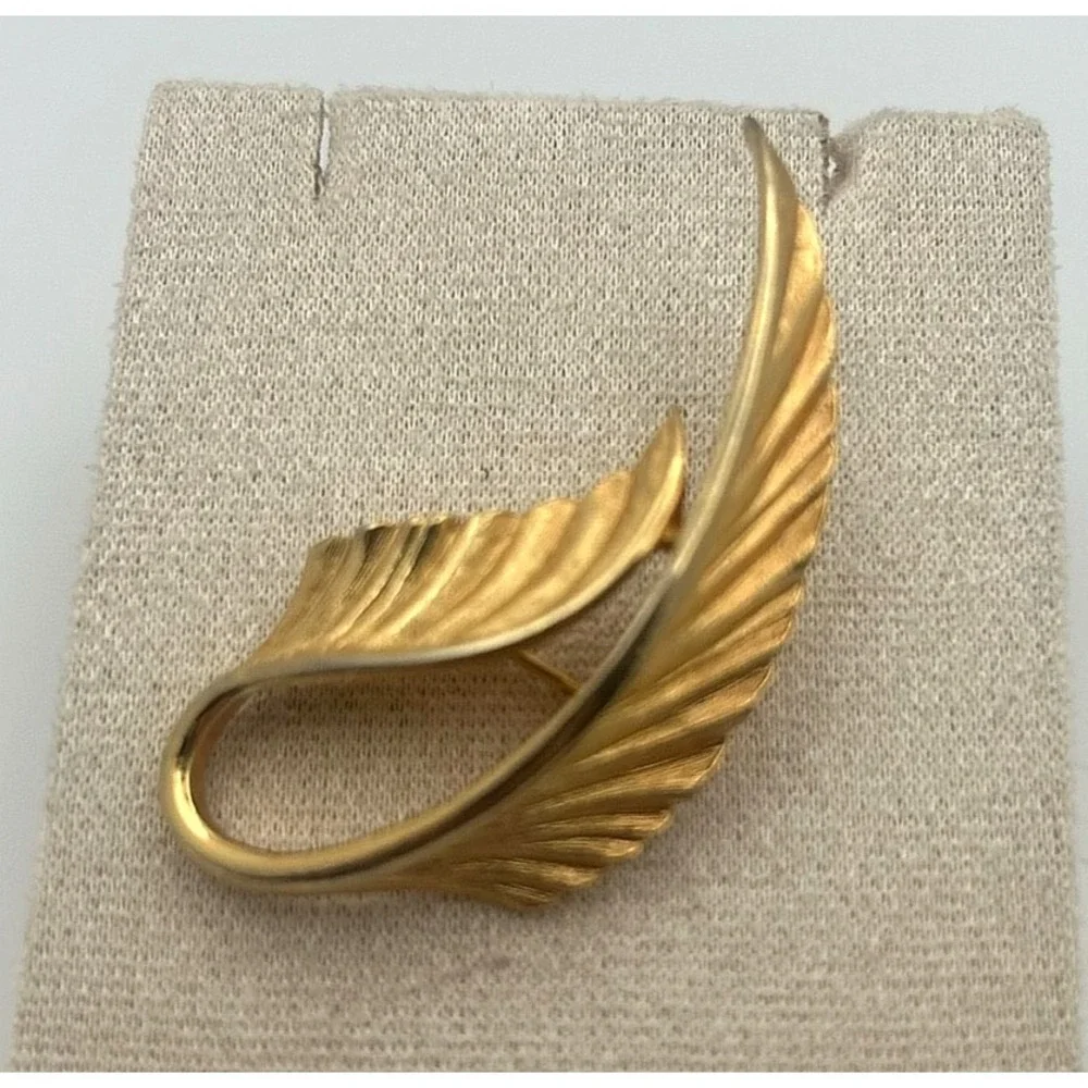 Vintage Brooch Gold Tone Leaf Elegant Curved Mid-Century Pin‎ Feather